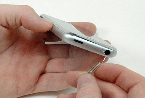 Entfernen der SIM-Karte aus dem iPhone mit einer Büroklammer