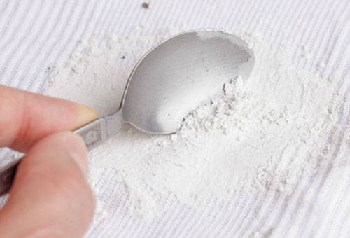Entfernen des Flecks mit pulverförmigem Bleichmittel
