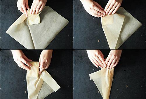 Käse in Papier einwickeln