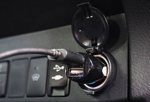 Aufladen des Telefons mit dem Zigarettenanzünder im Auto