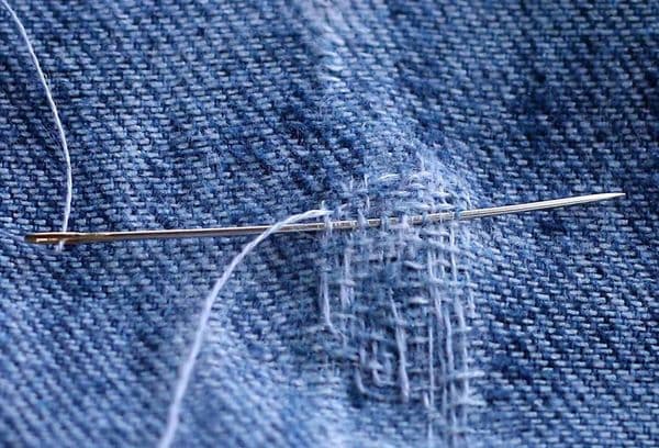 Reparatur eines Lochs in Jeans