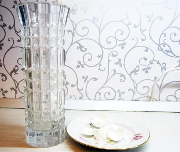 Kristallvase und Eierschalen