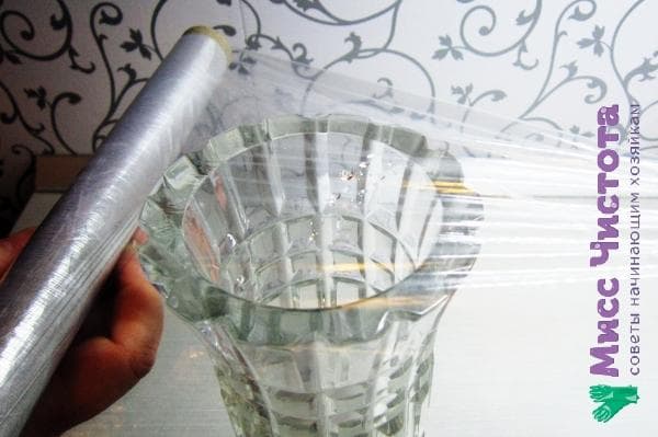Vase mit Folie umwickeln