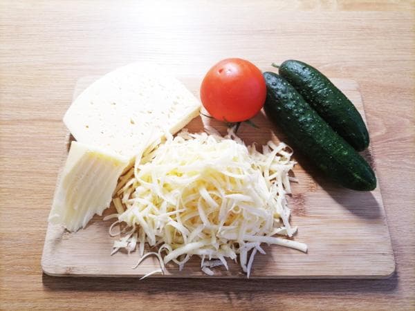 Käse, Tomate und Gurke