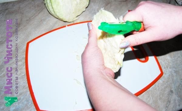 Wie man mit einem Julienne-Schäler arbeitet