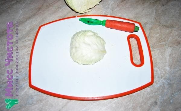 Kohl mit einem Julienne-Schäler schneiden
