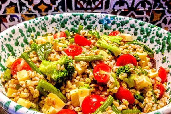 Warmer Salat mit Hähnchen, Graupen und Brokkoli