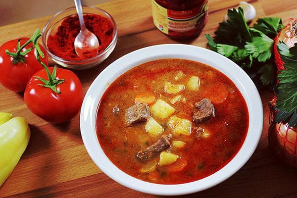 Rindersuppe mit Paprika