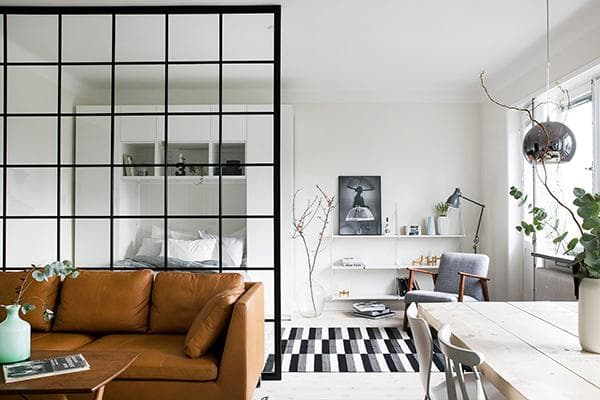 Glastrennwand in einem Studio-Apartment
