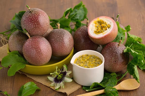 Früchte, Blätter und Blüte der Maracuja