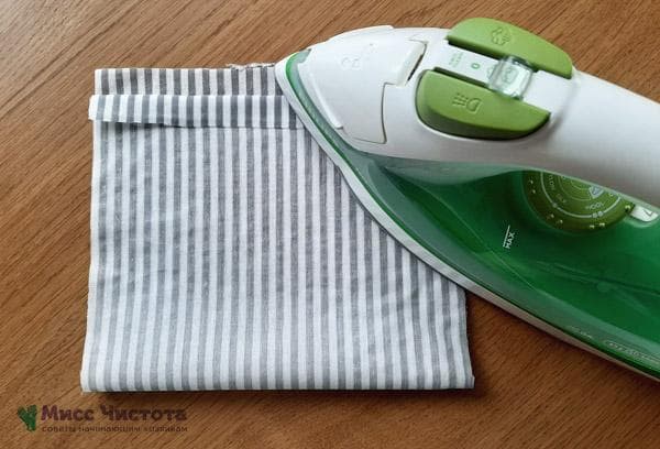 Repliez environ 1,5 à 2 cm de tissu d'un côté