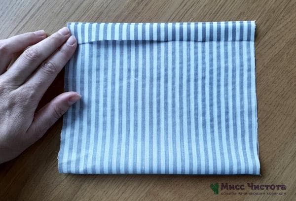 Retournez le tissu et faites la même chose