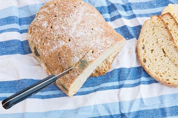 Aufschnitt von Brot mit Schimmel