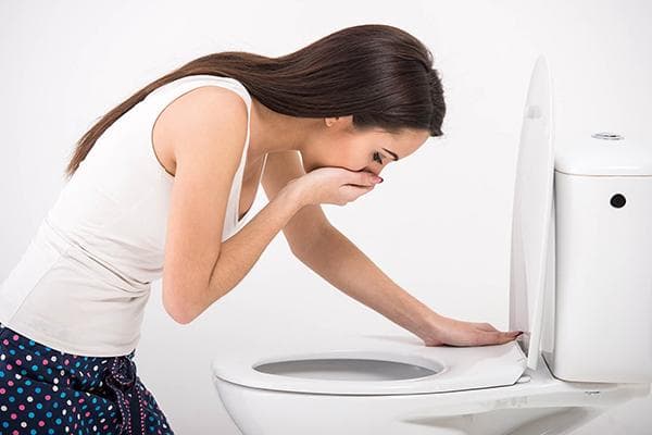 Einer Frau wird in der Toilette übel
