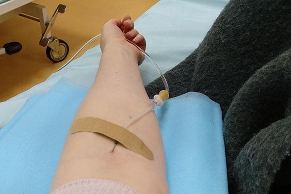Hand einer Patientin mit Infusion