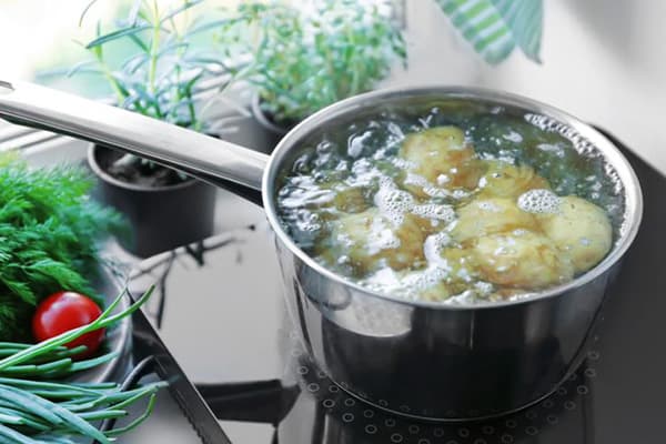 Kochen grün gewordener Kartoffeln
