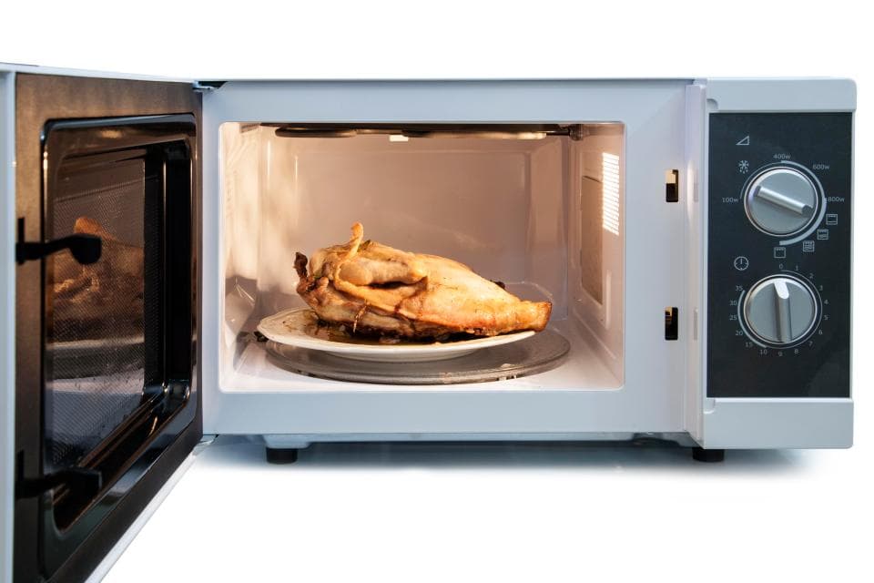 Geflügelfleisch in der Mikrowelle