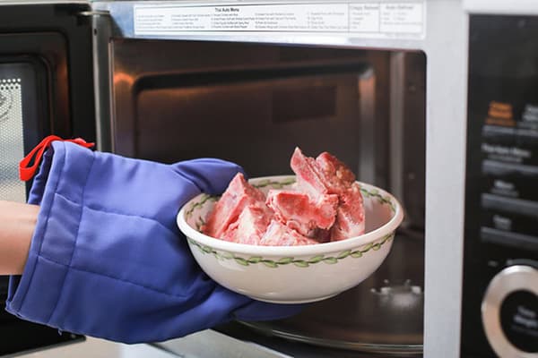 Auftauen von Fleisch in der Mikrowelle