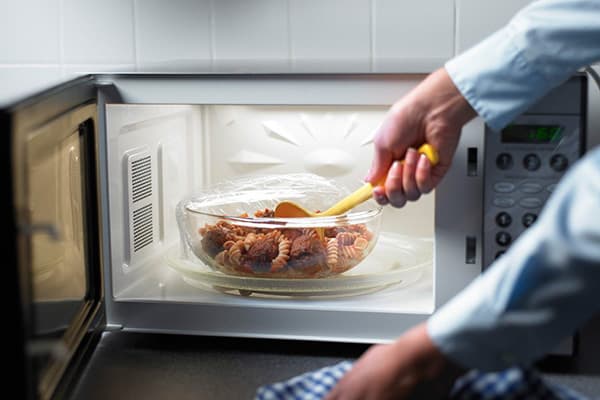 Erwärmen von Speisen in der Mikrowelle