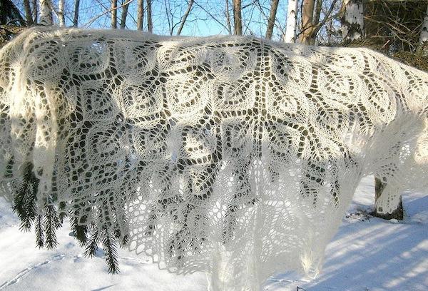 Reinigung eines Schals im Schnee