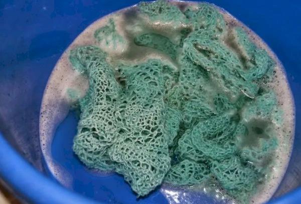 Handwäsche eines Flaumschals