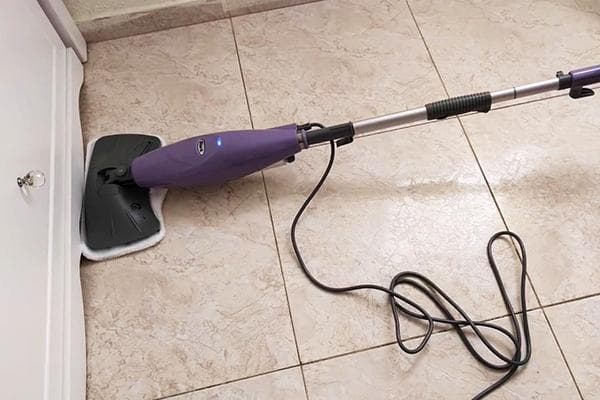 Bodenwischen in der Küche mit einem Dampfreiniger