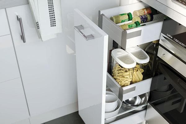Vorräte und Geschirr im unteren Küchenschrank