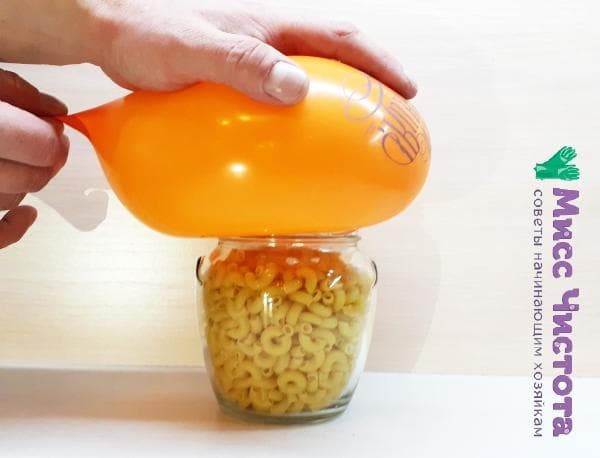 Wie man ein Glas mit einem Luftballon verschließt