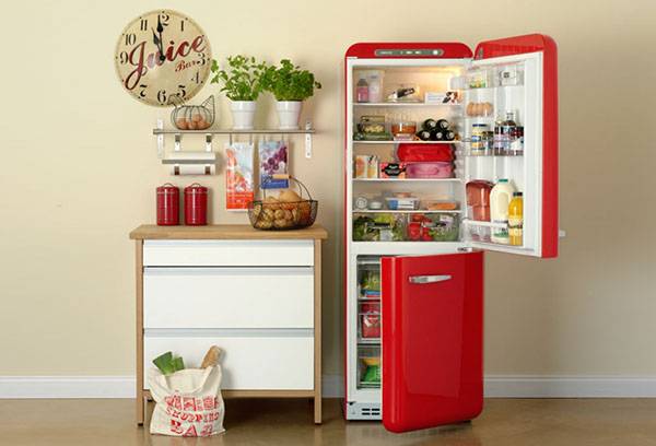 Kühlschrank mit Lebensmitteln