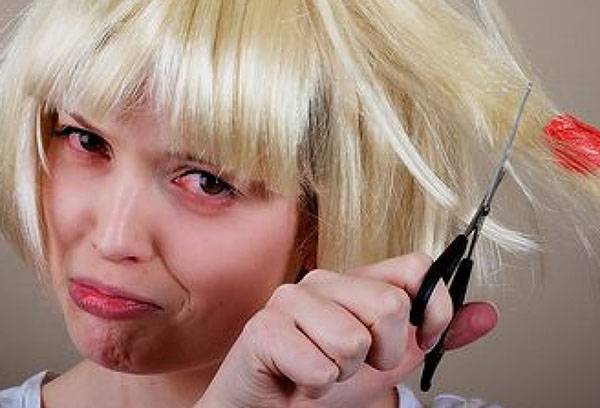Frau schneidet Haare mit Kaugummi ab