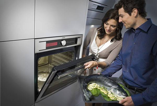 Junges Paar mit neuem Backofen