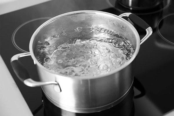 Abkochen von Wasser in einem Topf