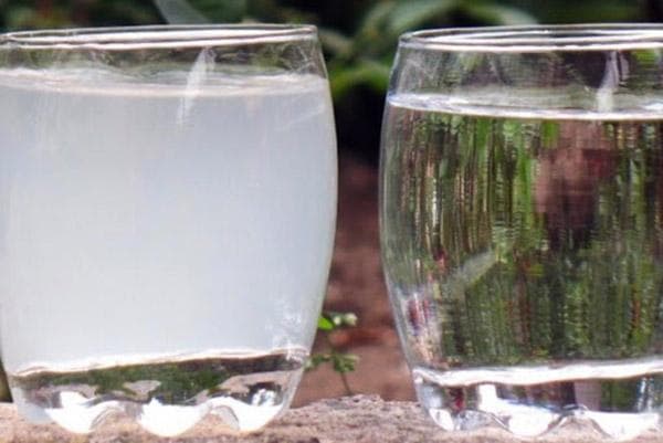 Wasser vor und nach dem Absetzenlassen
