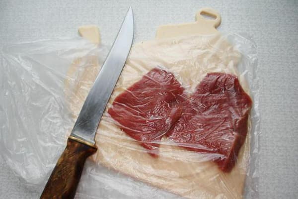 Messer und Fleisch für Schnitzel
