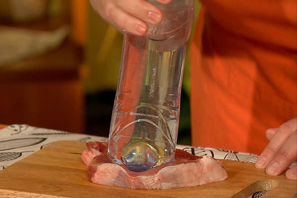 Fleischklopfen mit einer Flasche