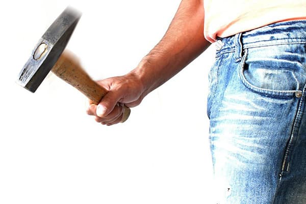 Ein Mann hält einen Hammer