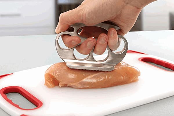 Klopfen von Hähnchenfilet