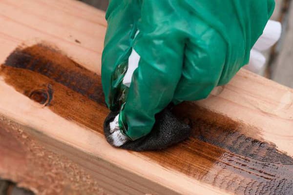 Holz mit Beize behandeln
