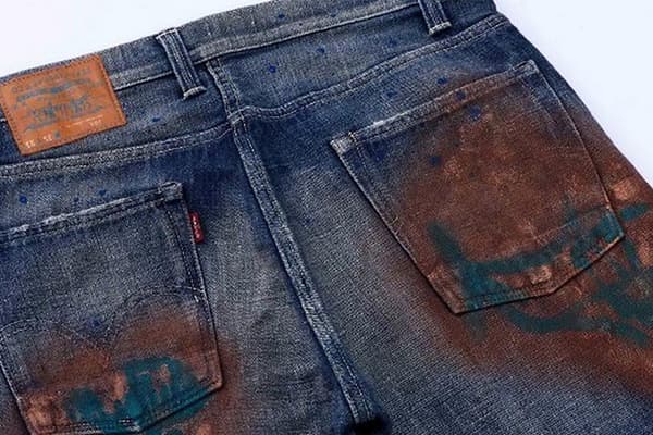 Jeans mit Beizflecken