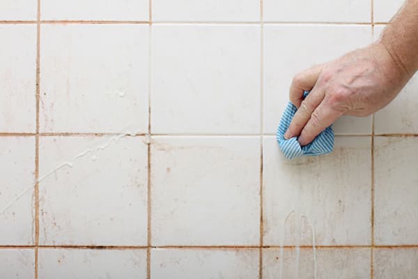 Schmutzige Kacheln im Badezimmer