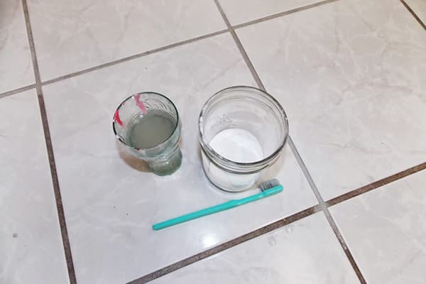 Sodalösung für die Fliesenreinigung