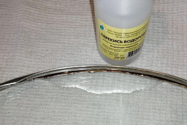 Erweichen von Fett unter dem Deckelrand mit Wasserstoffperoxid