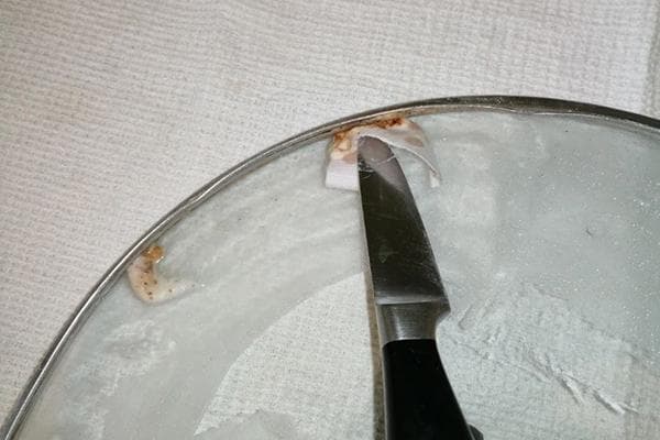 Entfernen von Fett unter dem Rand eines Glasdeckels