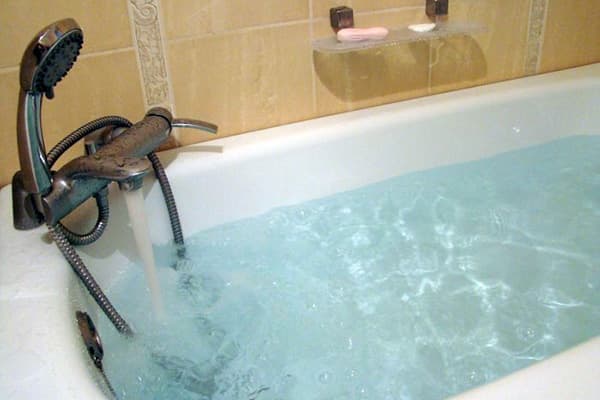 Badewanne mit Bleichlösung