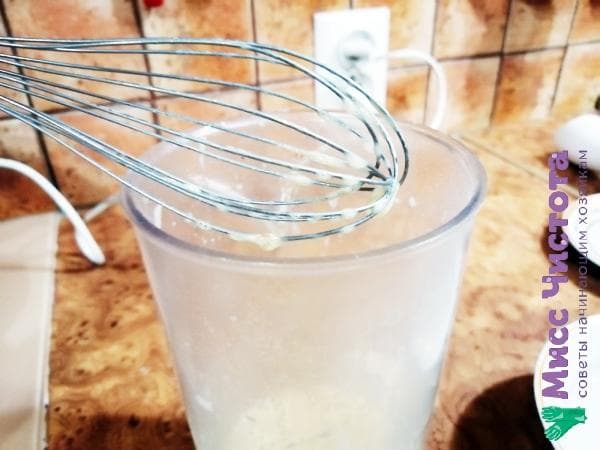 verschmutzter Schneebesen zum Schlagen