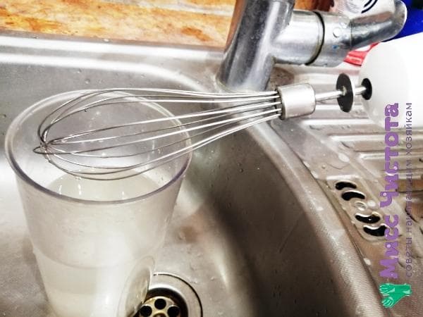 Reinigung des Mixer-Schneebesens