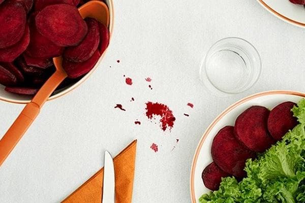 Rote-Bete-Saft-Flecken auf einer weißen Tischdecke