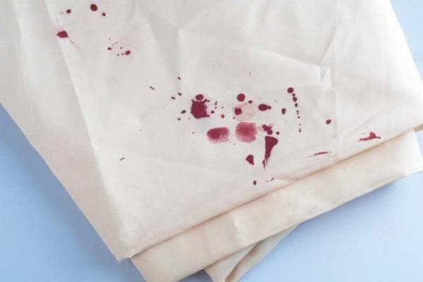 Rote-Bete-Flecken auf einer Tischdecke