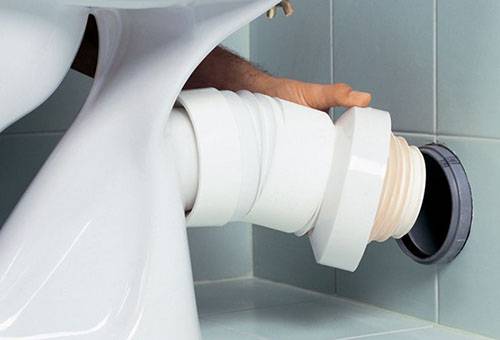 Anschluss der Toilette an das Abwasser