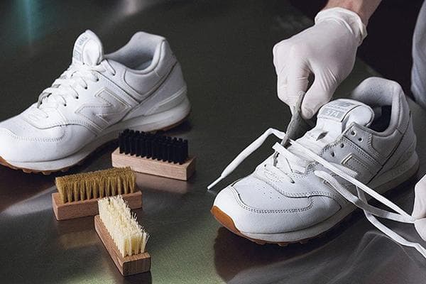Reinigung weißer Turnschuhe